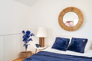 2 bedrooms, iron/ironing board, WiFi, bed sheets - Clove Blue Apartment, Wifi, AC !new! (Lisboa)