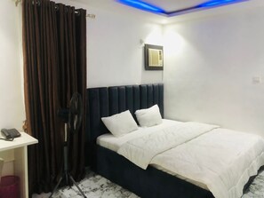 Deluxe tweepersoonskamer | Luxe beddengoed, een bureau, een laptopwerkplek, geluiddichte muren