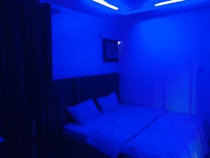 Habitación Deluxe doble | Ropa de cama de alta calidad y escritorio