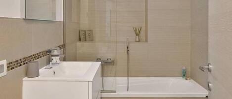 Kombinert dusj/badekar og bidé