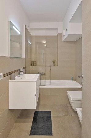 Combined shower/tub - Two-room apartment H2O in the centre of Imperia (Imperia)