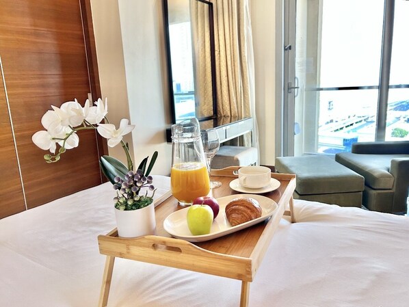 1 sovrum, skrivbord, mörkläggningsgardiner och strykjärn/strykbräda