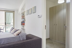 1 chambre, bureau, fer et planche à repasser, lit parapluie