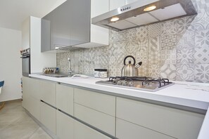 Réfrigérateur, four, plaque de cuisson, lave-vaisselle