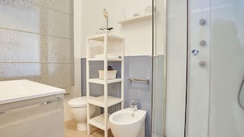 Doccia, asciugacapelli, bidet, asciugamani