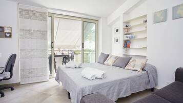 1 camera, una scrivania, ferro/asse da stiro, culla da viaggio