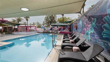 Una piscina al aire libre de temporada