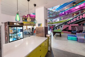 Frigorífico grande, microondas, horno y hervidor eléctrico