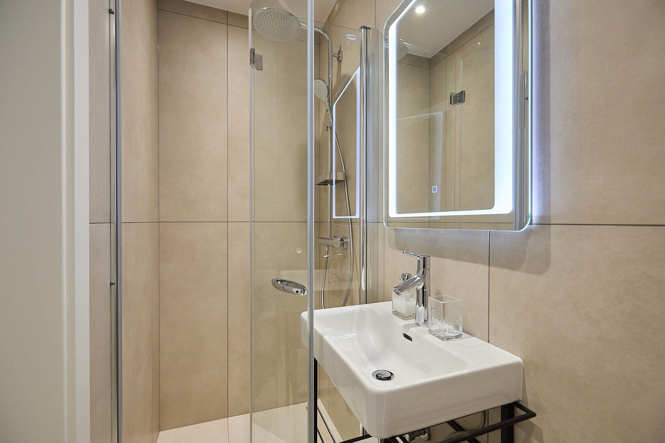 Apartment (2 Bedrooms) | Badezimmer | Dusche, Handtücher
