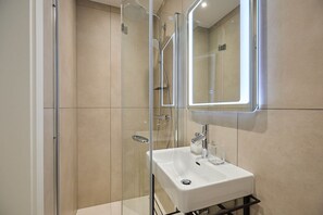 Appartement (2 Bedrooms) | Badkamer | Een douche, handdoeken