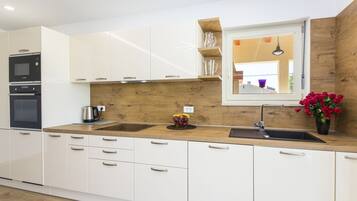 Refrigerador, microondas, horno, placa de cocina