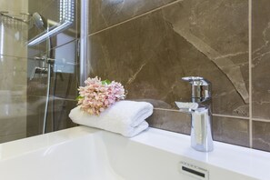 Een douche, een haardroger, handdoeken, zeep