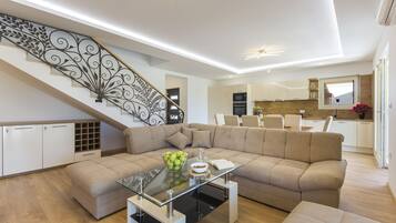 Smart TV, chimenea, estéreo