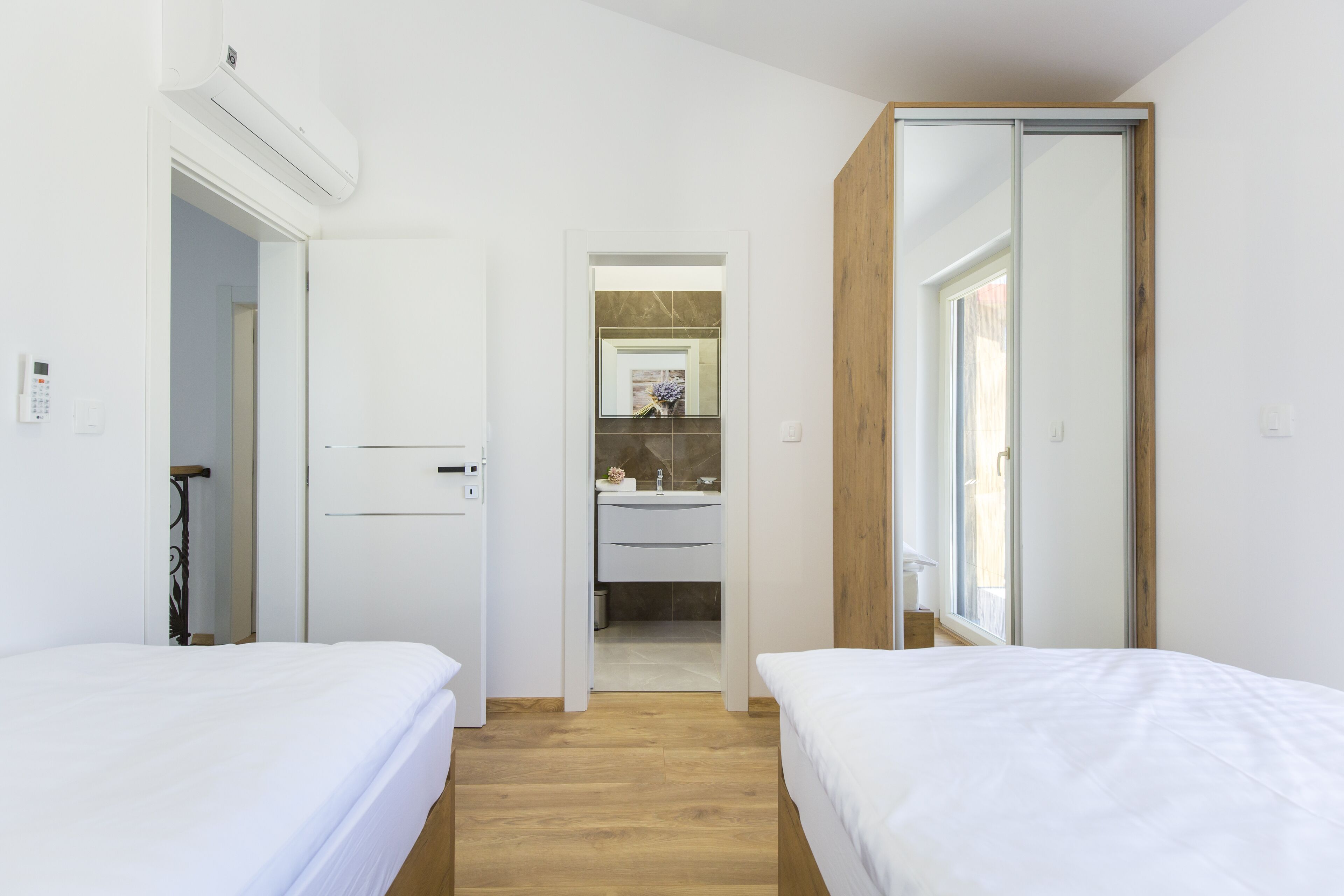 4 Schlafzimmer, Zimmersafe, Schreibtisch, Bügeleisen/Bügelbrett