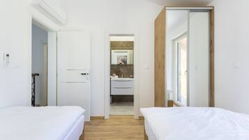 4 Schlafzimmer, Zimmersafe, Schreibtisch, Bügeleisen/Bügelbrett