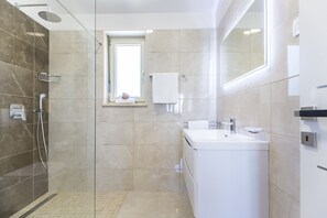 Dusche, Haartrockner, Handtücher, Seife