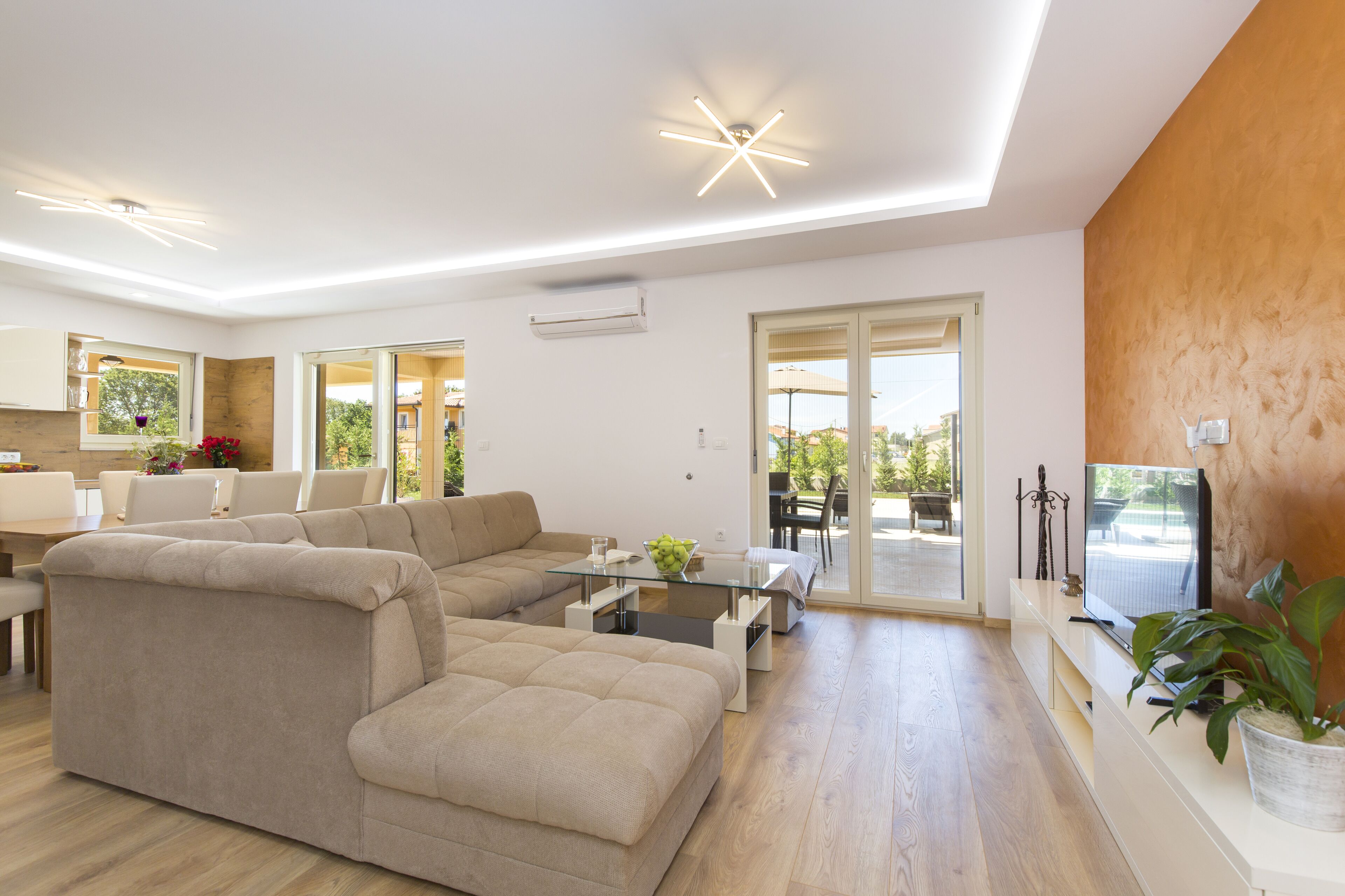 TV connectée, cheminée, chaîne hi-fi