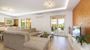 Smart-tv, een open haard en een stereo