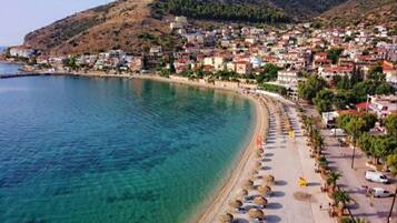 在海灘附近、沙灘巾