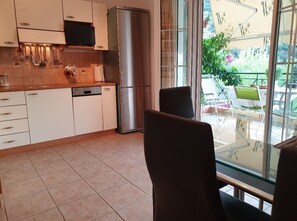 Frigorifero, microonde, forno, piano cottura