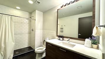 Bathtub, towels