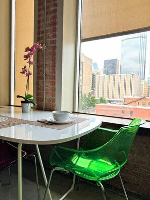 Dining - 2 BR | 2 Bath | Downtown | Free Valet Parking | # 4 (Dallas)
