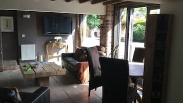 Cottage | Living room | 30-inch TV with digital channels, fireplace