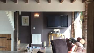 Cottage | Ruang keluarga | Televisi 30-inci dengan saluran TV digital dan perapian