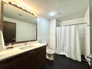 Bathtub, hair dryer, towels - 2 BR | 2 BT | Downtown | Free Valet Parking | # 6 (Dallas)