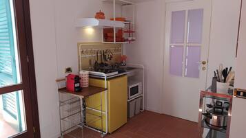 Fridge, microwave, oven, coffee/tea maker
