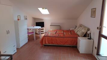 1 bedroom, travel cot, free WiFi, bed sheets