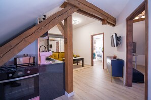 Grand Apartment | Private kitchen | Fridge, microwave, stovetop, coffee/tea maker - RentPlanet - Apartament Szosa Czeska (Szklarska Poreba)