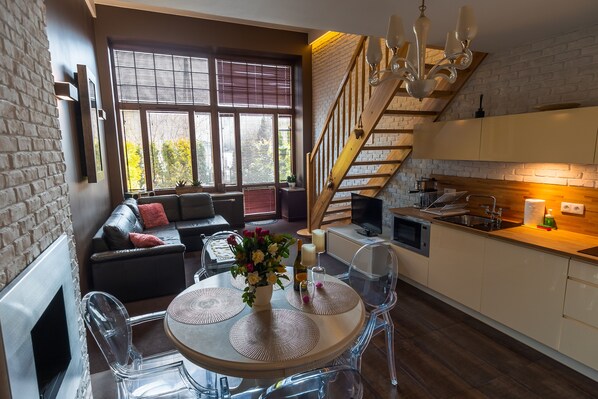 经典公寓 | 起居区 | 37-英寸液晶电视 （配备数码频道）、电视