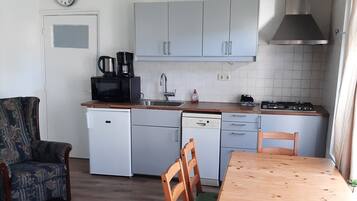 Een koelkast, een magnetron, een oven, een kookplaat