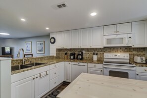 Refrigerador, microondas, lavavajillas y cafetera y tetera 