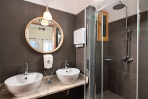 Departamento panorámico | Baño | Regadera, regadera tipo lluvia, amenidades de baño gratuitas 
