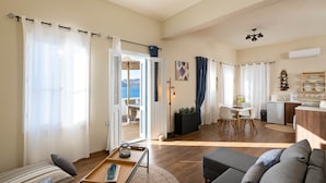 Un espacio habitable amplio con sofá, mesa de comedor y zona de cocina.