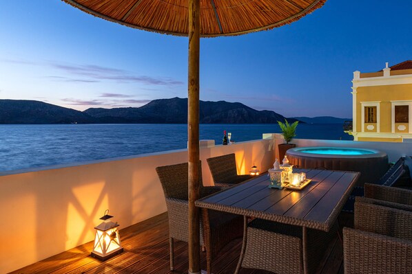 Outdoor dining - Rementzo Apartment (Symi)