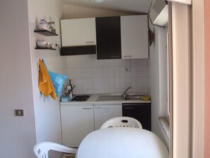 Frigorífico, horno, placa de cocina y cafetera o tetera