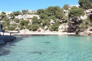 Plage à proximité, chaises longues, serviettes de plage