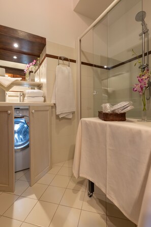 Douche, sèche-cheveux, bidet, serviettes fournies