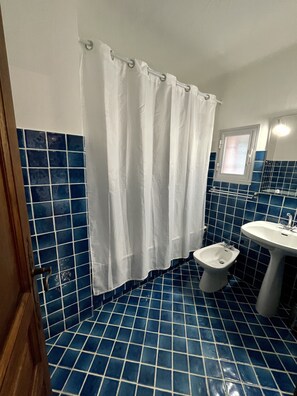 Duschwanne, Haartrockner, Bidet, Handtücher