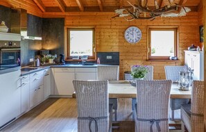 ثلاجة، موقد طهي مسطح، غسالة أطباق، ماكينة لصنع القهوة/الشاي