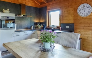 Réfrigérateur, surface de cuisson, lave-vaisselle, cafetière-théière