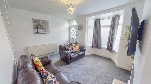 House | Living area | 43-inch Smart TV with digital channels, TV - Kings House (Gillingham)