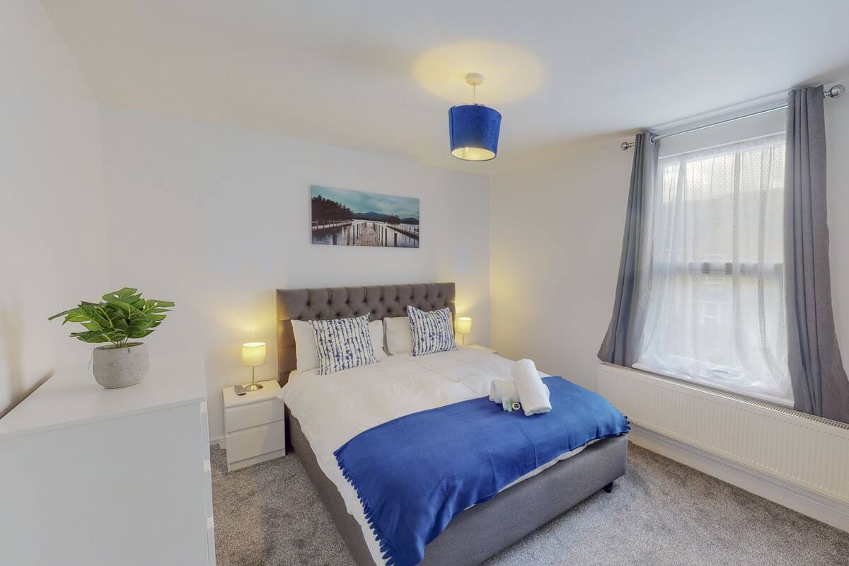 House | 4 bedrooms, Egyptian cotton sheets, premium bedding, down comforters
