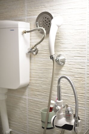 Shower, hair dryer, towels