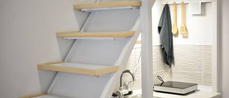 Kylskåp, vattenkokare, mixer och grytor/köksredskap