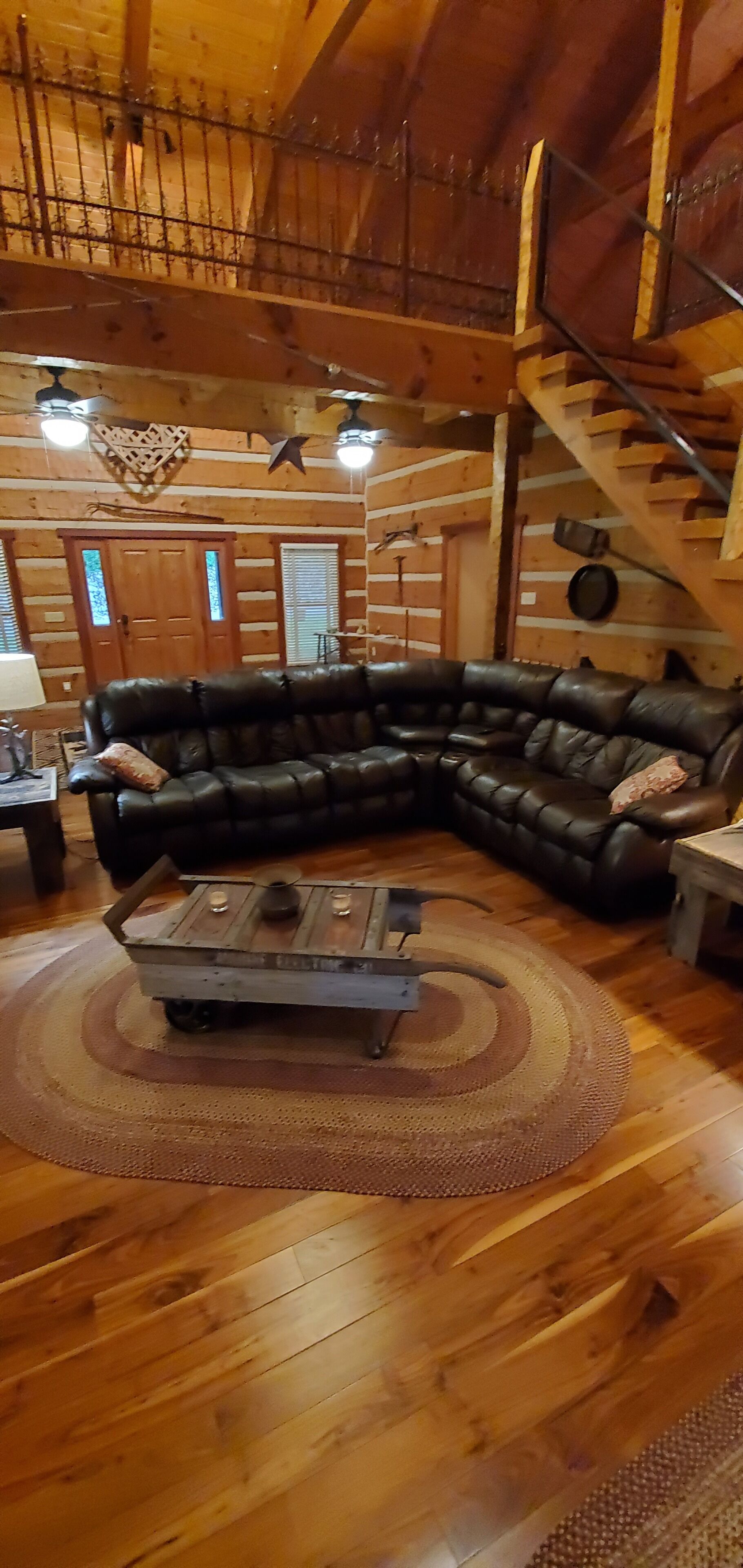 Walk to the water Huge Log cabin! Lake Cumberland, Nice boat ramp next door!