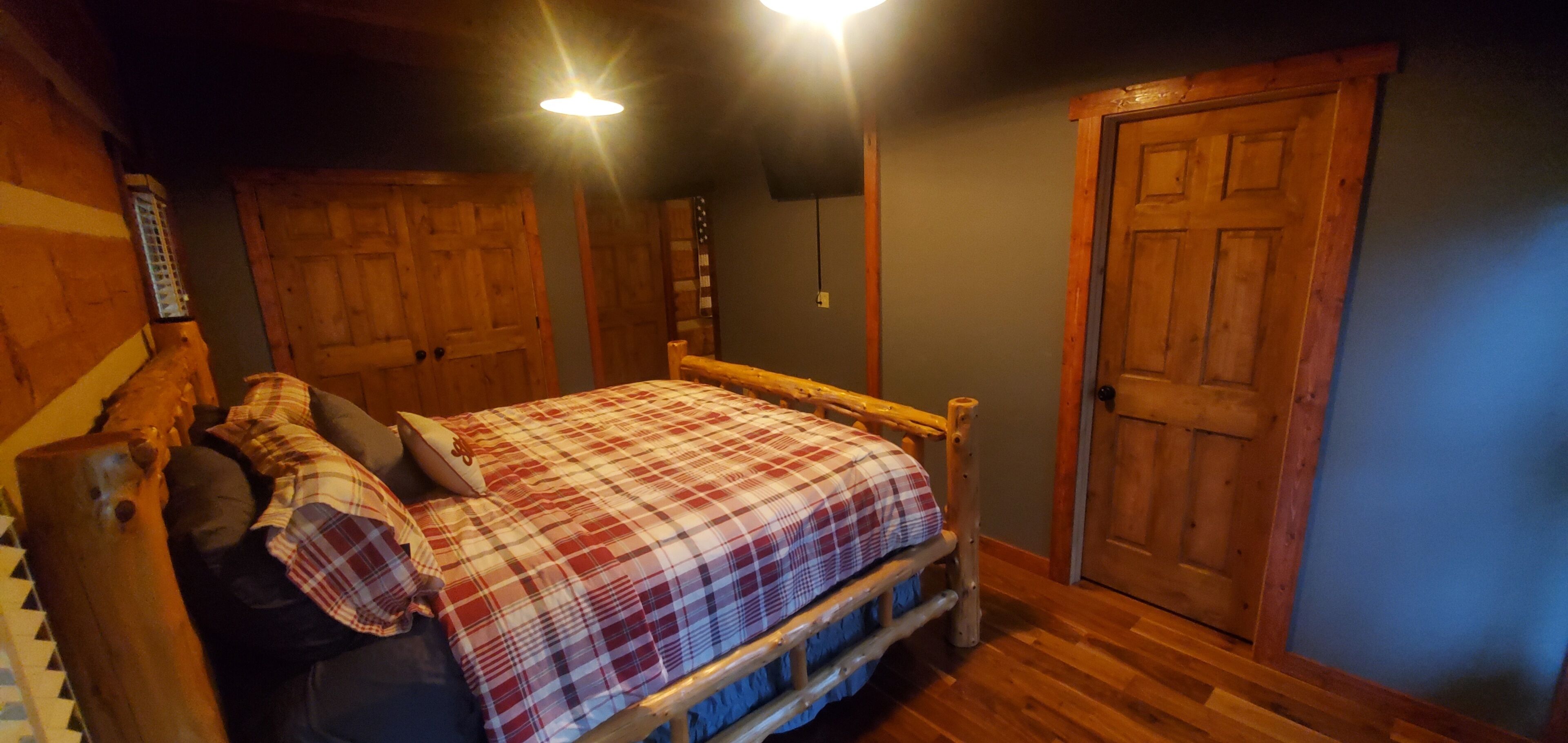 Walk to the water Huge Log cabin! Lake Cumberland, Nice boat ramp next door!